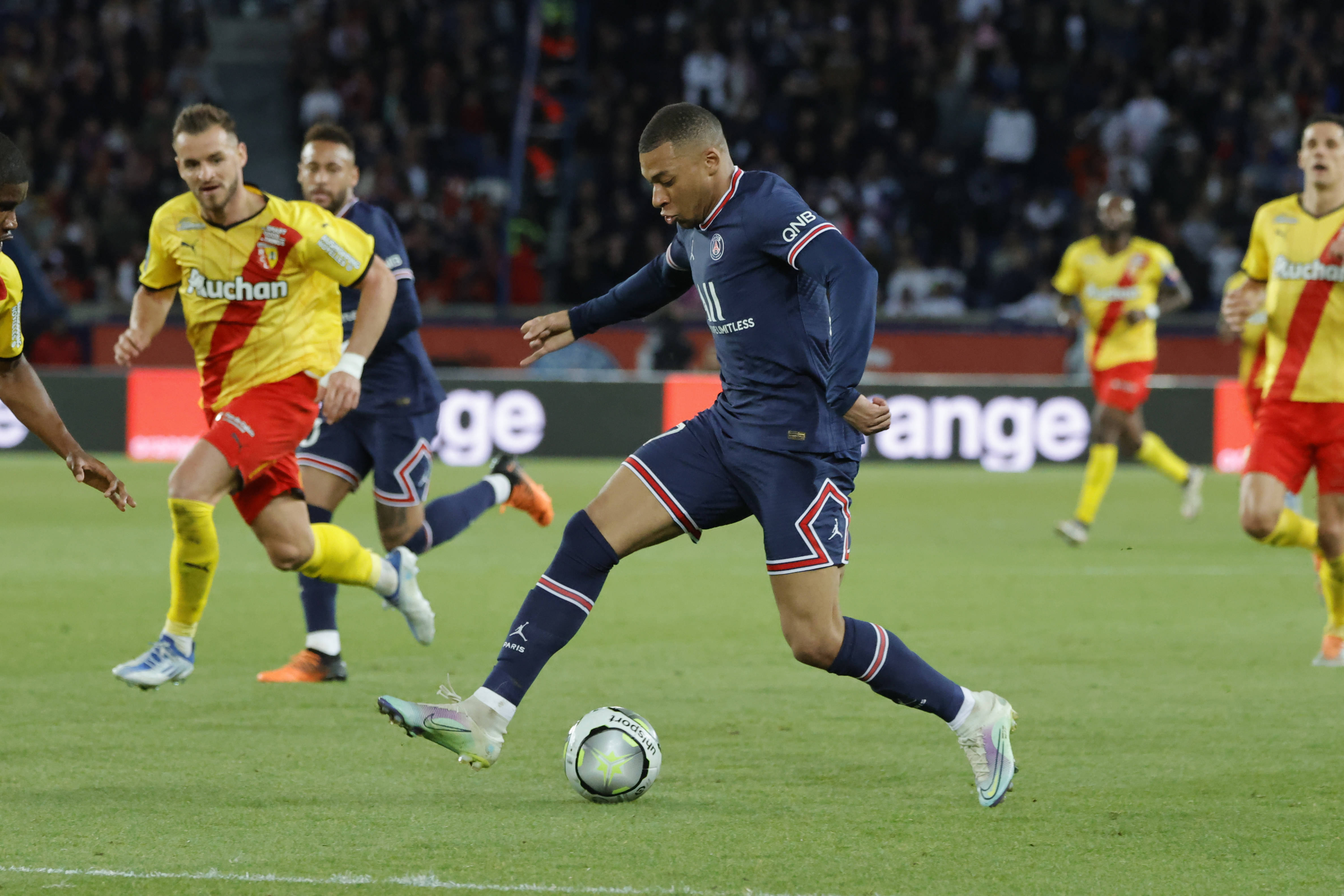 1xbet体育登录入口-巴黎圣日耳曼足球队击败对手取得胜利