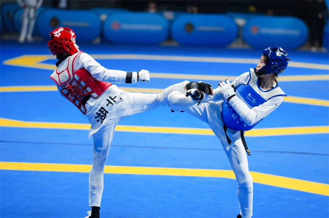 1xbet体育教练-跆拳道比赛加拿大选手全神贯注，最终登顶