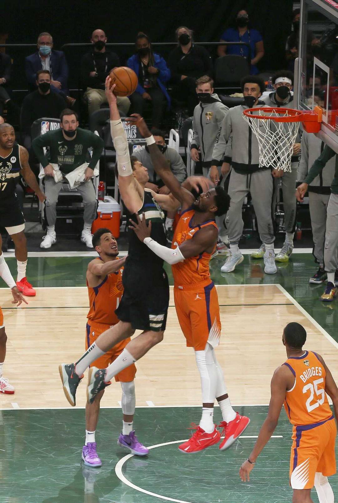 1xbet体育活动-雄鹿在季后赛中遭遇挑战,全队团结战胜对手闯入总决赛的简单介绍