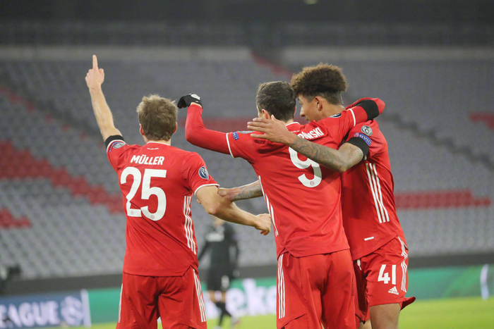 关于萨尔茨堡客场逆转，提前锁定小组第一！的信息