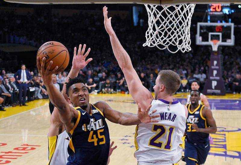 爵士队客场获胜，望逆袭晋级季后赛的简单介绍